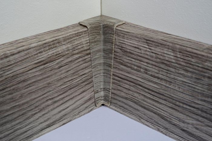 Põrandaliistu sisenurk PVC Dark Pine 22 x 75 mm